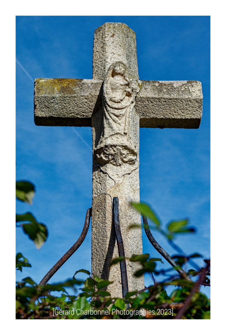 Croix sculptée - Deneuille-les-Mines - Allier