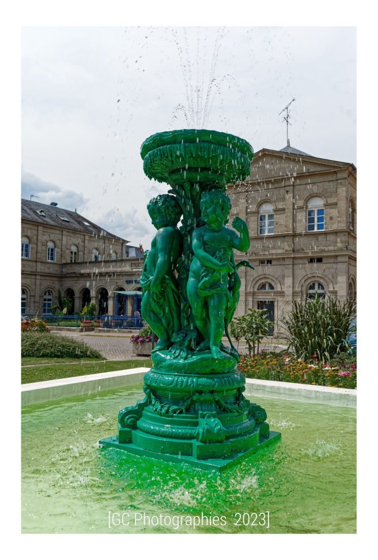 Fontaine place des Thermes à Néris-les-Bains -  Allier